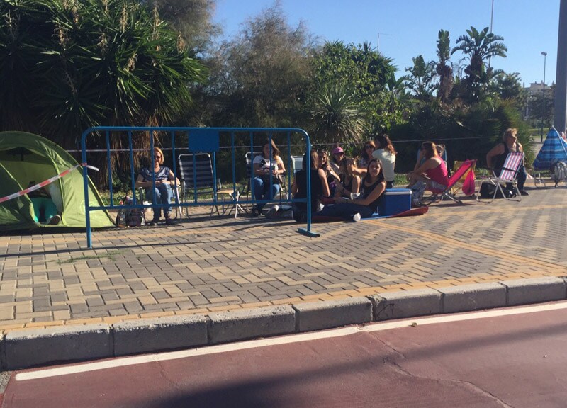 Fans, esperando el concierto de su ídolo.