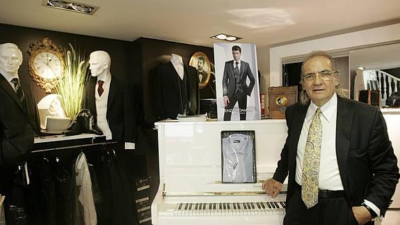 Miguel Ángel Piédrola posa en la puerta del negocio, en el que ya han colocado los carteles del cierre. 