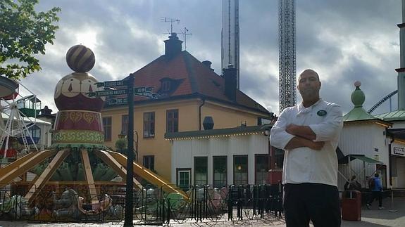 Andrés posa en el parque de atracciones de Estocolmo en el que trabaja.