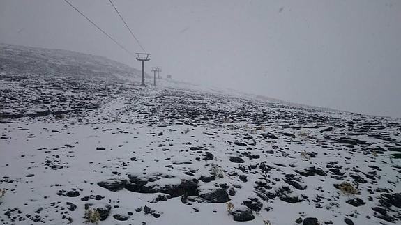 Han dejado un fino manto blanco en el macizo granadino