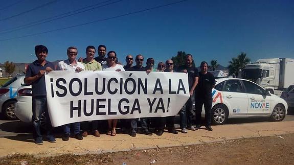 Trabajadores de autoescuelas malagueñas, en una protesta la pasada semana.
