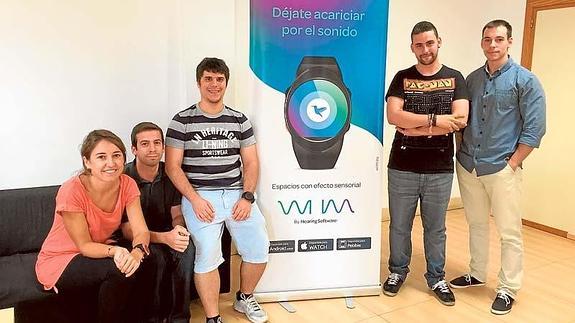 El joven equipo de Hearing Software, junto a su diseño de ‘smartwatch’. 