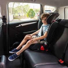 Desde hoy los niños que midan menos de 1,35 metros tendrán que viajar en los asientos traseros