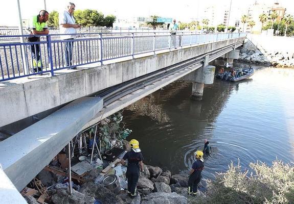 Agentes, en el lugar donde dormía el desaparecido. 