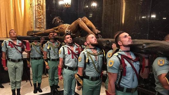 Fervor legionario en el traslado de las imágenes de Mena hasta la Catedral