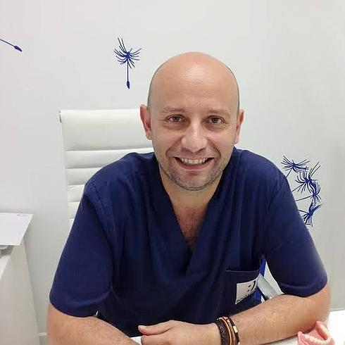 Alfonso Moreno Sánchez, Jefe de Cirugía Oral-Implantología y Periodoncia de Clínicas Boca&Boca. Miembro de la SEPA(Sociedad Española de Periodoncia y Osteointegración) y SECIB(Sociedad Española de Cirugía Bucal).
