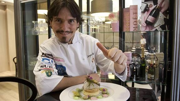 Sergio Garrido, con su versión de la ensalada malagueña, uno de los platos que cocinará en Taiwan. 