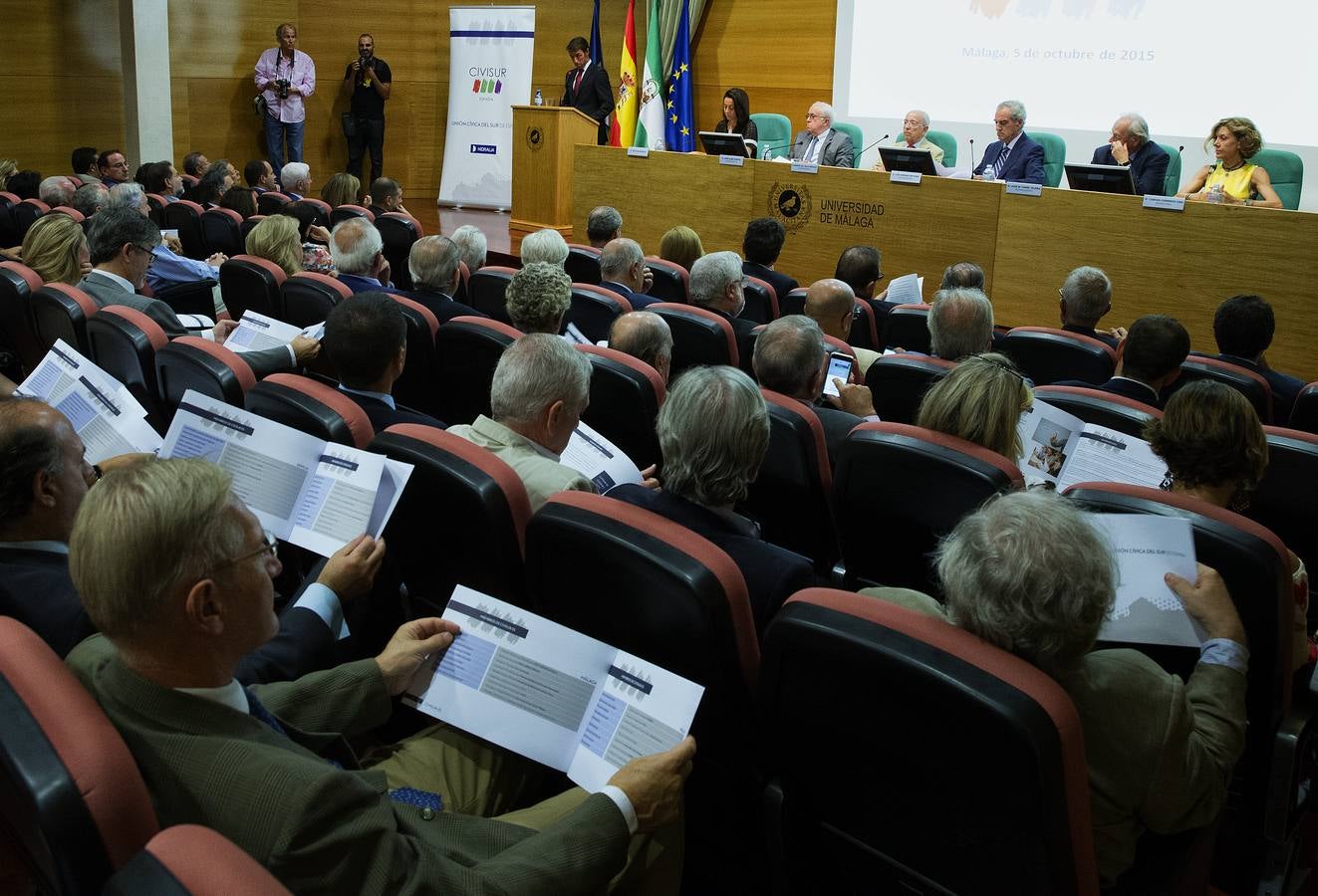 La puesta de largo de Civisur reunió en el Rectorado a una nutrida representación de la sociedad civil malagueña y sevillana. 