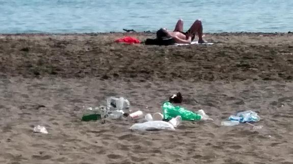 Restos de botellón en la playa de la Misericordia, el domingo pasado.