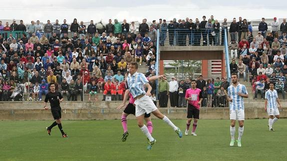 Imagen del Atlético Malagueño-El Palo de la temporada 2012-2013, con Sergi Darder a la derecha 