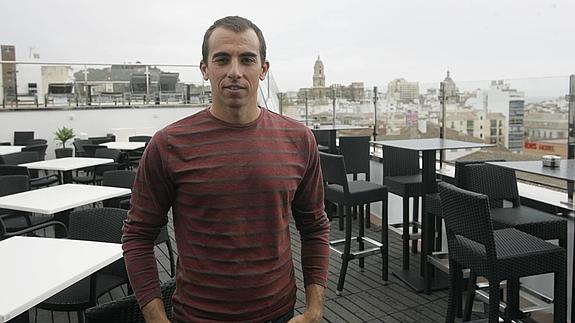 El triatleta rinconero en la terraza del Sallés Hotel Málaga Centro, en la calle Mármoles.