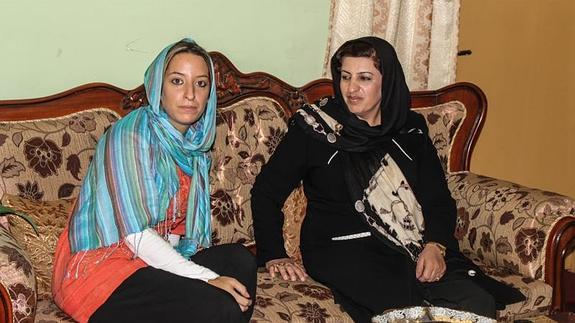 Lola García-Ajofrín en Kabul con la parlamentaria afgana Farida Hamidi, primera en abrir una escuela para niñas en su región tras el periodo talibán. 