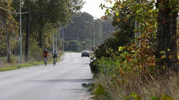 Vista de la carretera del campo de golf, donde la presencia de ciclistas y deportistas es habitual.