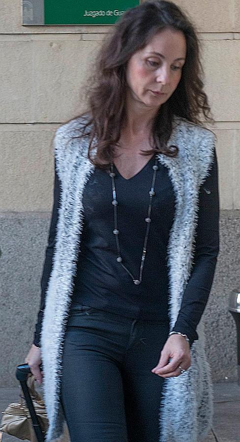 La jueza... y su inseparable maleta. 