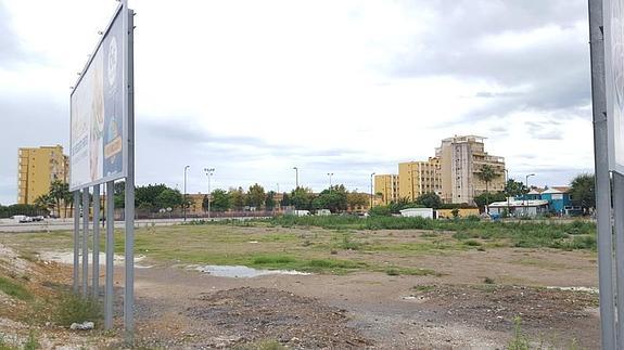 Vista de los terrenos donde está prevista la gasolinera, junto a una rotonda.