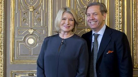 Martha Stewart y el diseñador Michael Smith, pareja del embajador de EE UU, James Costos, ayer en la Casa de América, en Madrid.