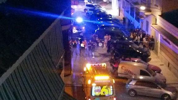 Una ambulancia y agentes de policía en el lugar del suceso