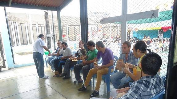 Voluntarios reparten comida a españoles en el penal de Callao, donde estaba recluido José.