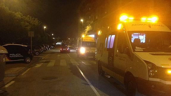 Imagen de la ambulancia en la que los sanitarios atendían a la víctima. GALINDO