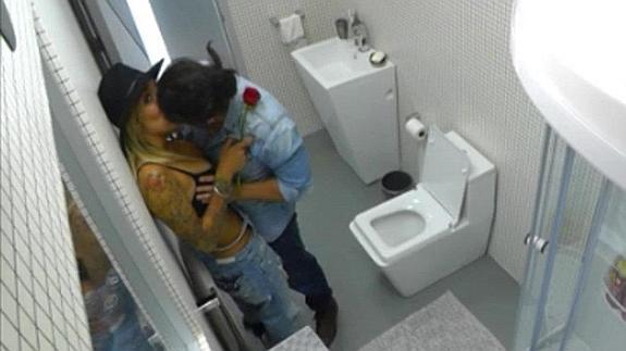 La joven se besó apasionamente con dos concursantes.