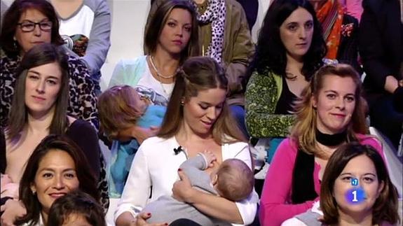 Cristina Lasvignes arranca su nuevo programa dando el pecho a su hijo en directo
