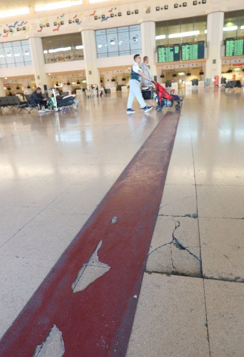 El pavimento está muy deteriorado. 