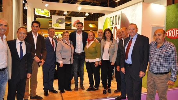 Fernando Hierro, en el centro, con los representantes de Trops. 