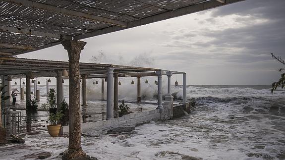 El fuerte oleaje, en el entorno del restaurante de los Baños del Carmen.