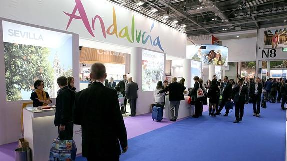 Vista del expositor de Andalucía en la WTM, que ayer presentaba menos afluencia de profesionales pero en las mesas de trabajo se cerraban con menos afluencia que el año pasado
