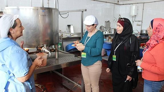 Inés, Oumaya y Nawal, de izquierda a derecha, ayer en Montejaque, en una fábrica de conservas.