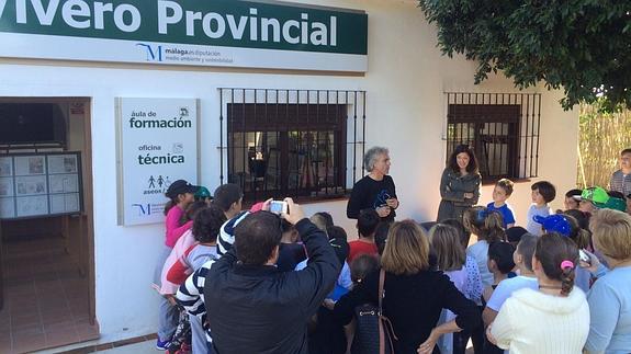 Escolares, hoy en el vivero provincial situado en El Coto de Benamocarra.