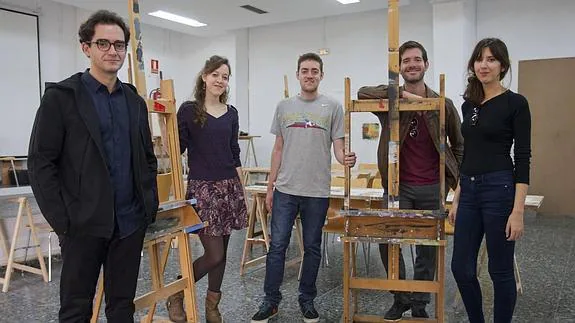 Javier Artero, María Dávila, Gonzalo Fuentes, José Luis Valverde y Hadaly Villasclaras posan en uno de los talleres de la Facultad de Bellas Artes. 