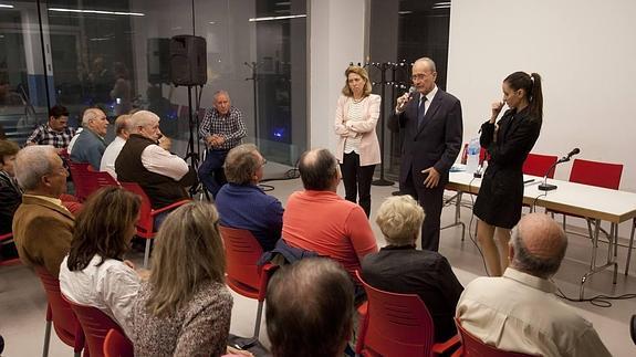 El alcalde se dirige a los vecinos congregados, ayer en la junta de distrito. 