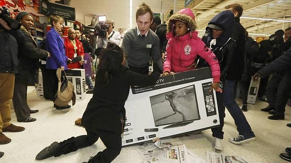 Compradores luchan por una televisión en el Black Friday de Londres el año pasado. 