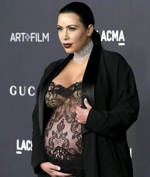 Kim Kardashian se atrevió con un diseño con transparencias y escote para una gala reciente celebrada en Los Ángeles.