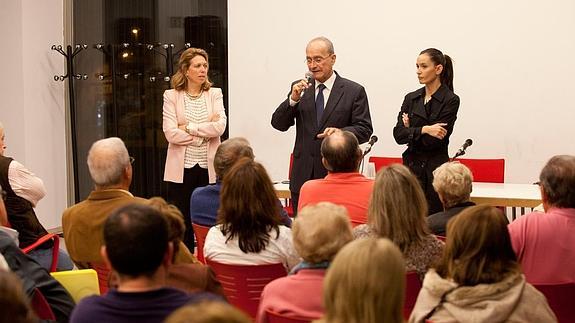 De la Torre se dirige a los vecinos de Eugenio Gross durante la junta de distrito de ayer.