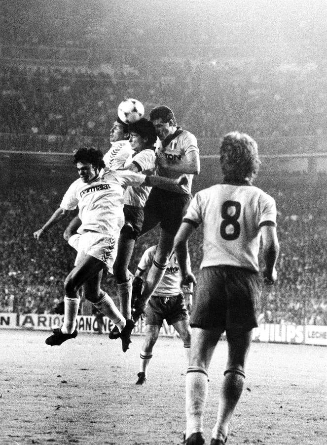 El exjugador del Real Madrid Santillana pugna por un balón en un partido contra la Juventus. 