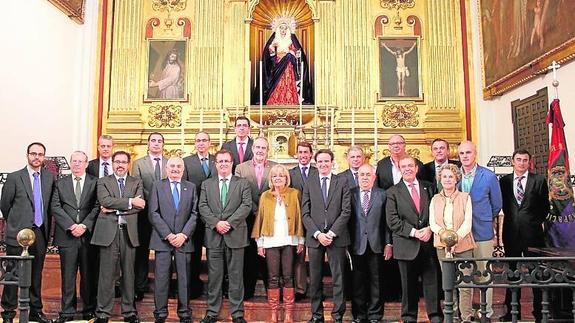 Cofrades malagueños y sevillanos, ayer en San Julián. 