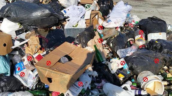 Papeles, cajas de cartón, envases de plástico... Desechos recogidos esta semana de un contenedor de vidrio soterrado de la Alameda de Colón.