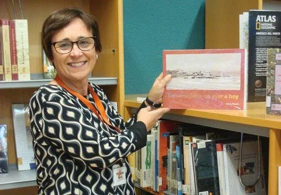 Martín Lara, en la biblioteca que dirige, en Arroyo de la Miel. 