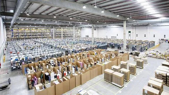 Interior del centro logístico de Amazon en Madrid. 