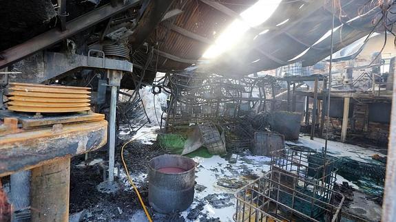 Estado en el que se encontraba ayer el interior de la nave quemada. 