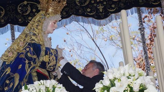 Momento en el que imponen la medalla a la Virgen del Amor el pasado abril de 2014.