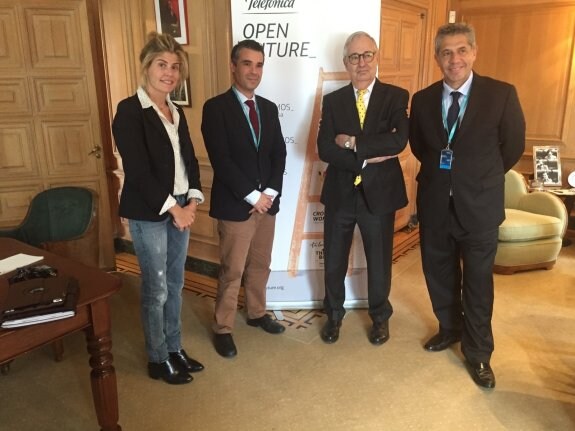 Una delegación de Telefónica, con Luis Solana a la cabeza (2º por la dcha.), junto al alcalde. 