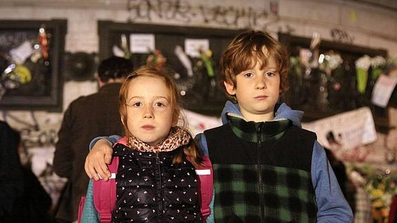 Haizea, de ocho años, y su hermano Ekain, de diez, son hijos de la abogada donostiarra Nora Lizarza, quien vive en París desde 2002.. 