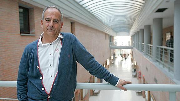 El profesor De Aguilera, en la Facultad de Ciencias de la Comunicación. 