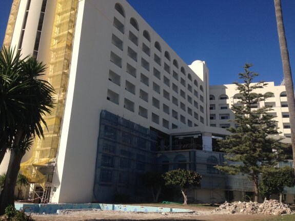 La cadena Riu invierte cinco millones de euros en la remodelación integral del hotel Mónica de Nerja, cuyas obras, iniciadas el 1 de noviembre, finalizarán en marzo. :: eugenio cabezas