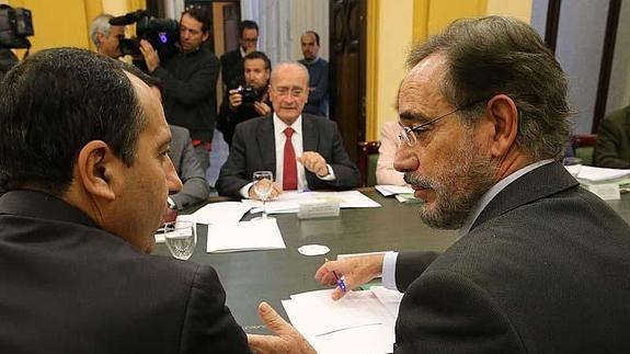 Representantes de ambas administraciones antes de iniciar la reunión. 