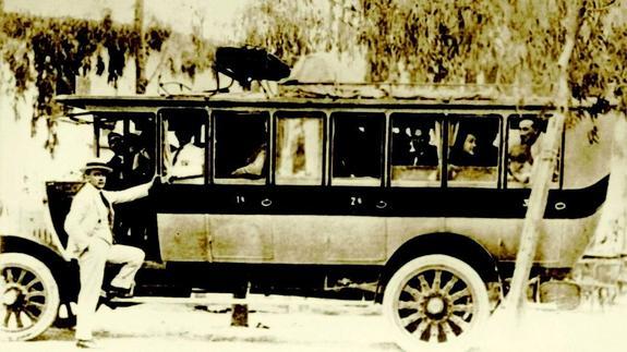 Juan de Dios Portillo, con el primer autobús de su empresa.