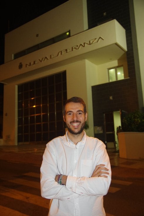 El nuevo hermano mayor, delante de la casa hermandad en Nueva Málaga. 